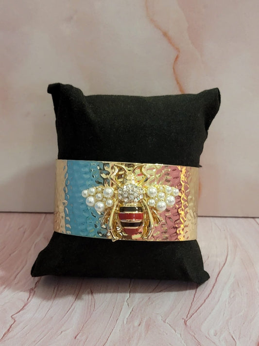 Brazalete dorado de abeja con perlas